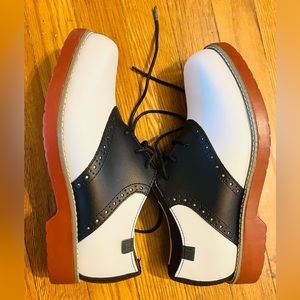 Women saddle shoe